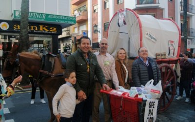 La II Carreta Solidaria recoge 3.000 kilos de alimentos y la generosidad de miles de onubenses